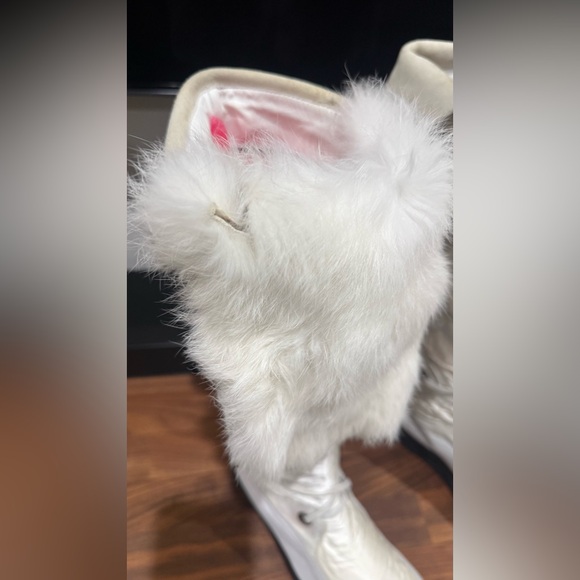 Preowned Aquatalia White Fur-Trimmed Tall Women's Boots - Picture 9 of 10